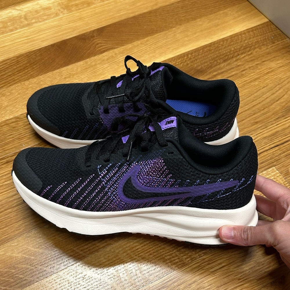 Nike comfort footbed sneakers. NWOT. Size 7.